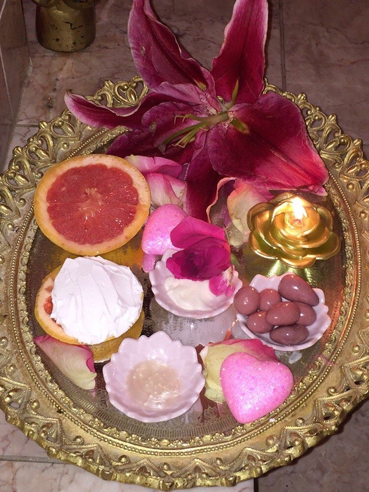 Foods and Herbs That Nourish the Womb and Support Hormonal Harmony 🍓
